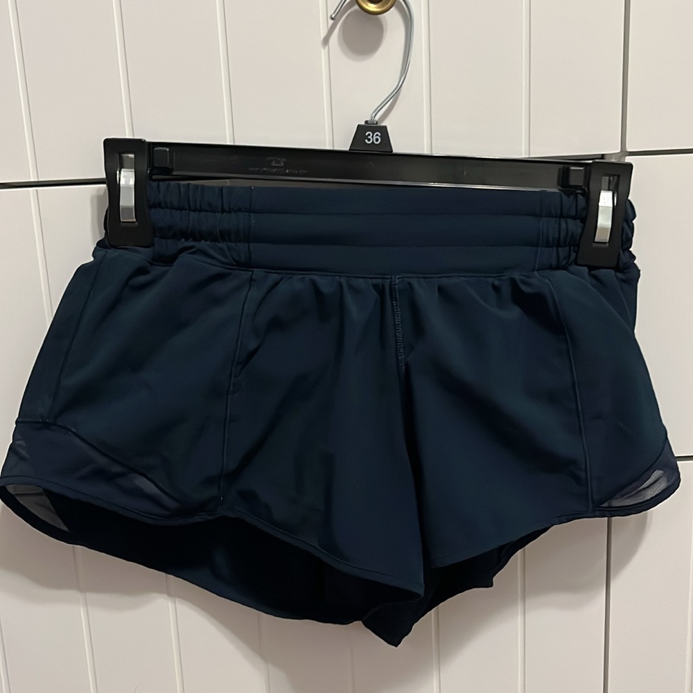 Navy hotty hots 2.5 in size 4